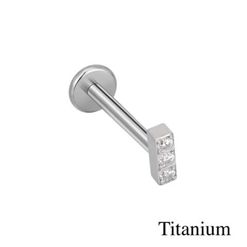 Labret/helix/tragus piercing in titanium staafje met 3 witte kristallen