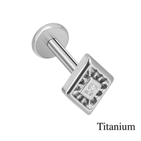 Labret/helix/tragus piercing in titanium F136 met een vierkant motief en een witte kristal