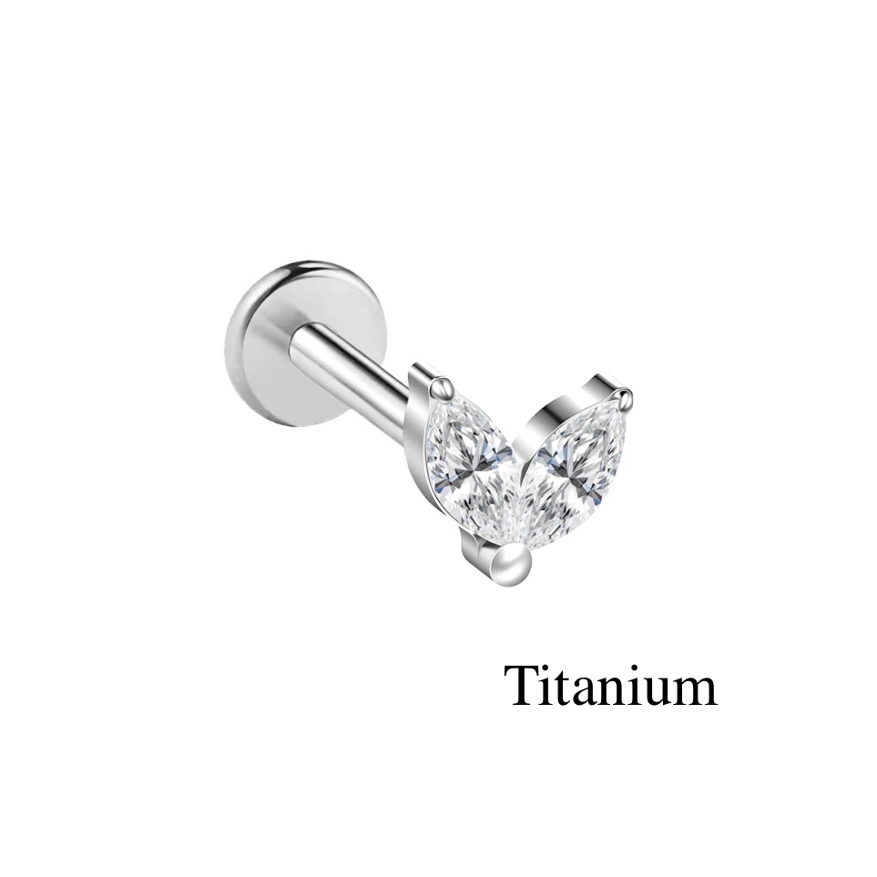 Labret/helix/tragus piercing in titanium F136 motief met 2 witte kristallen