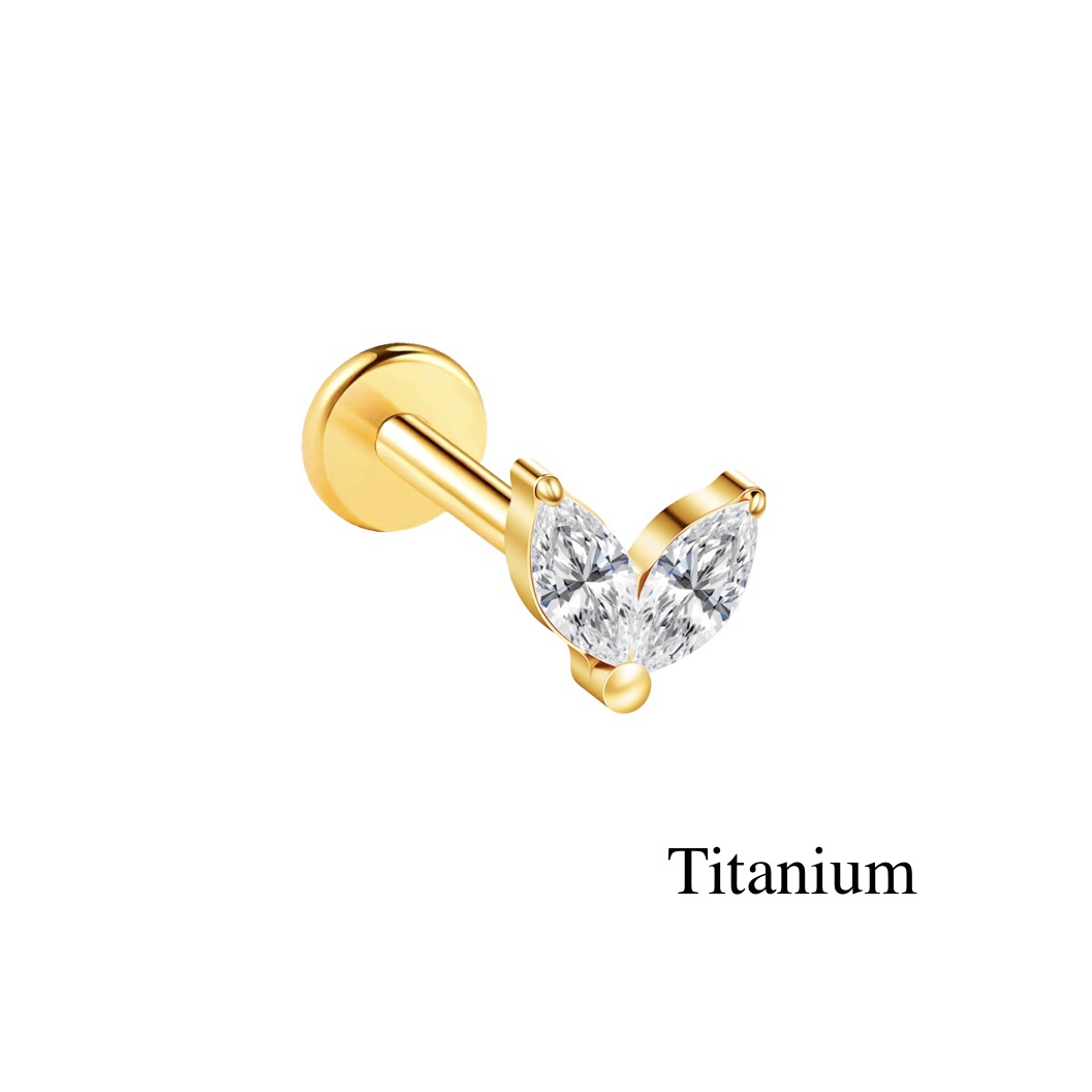 Labret/helix/tragus piercing in goud titanium F136 motief met 2 witte kristallen