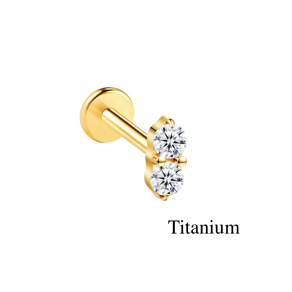 Labret/helix/tragus piercing in goud titanium F136 motief met 2 witte kristallen