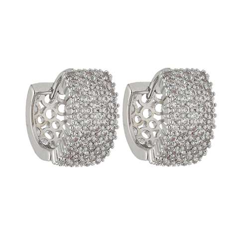 Oorringen in chirurgisch staal bedekt met witte kristallen