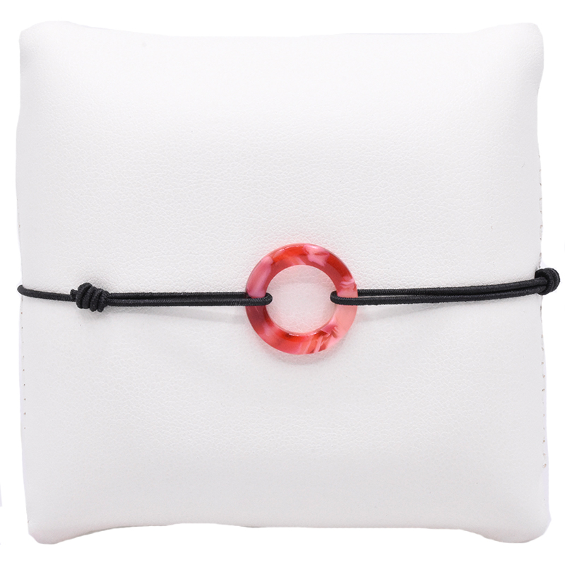 Zwarte elastische koordarmband met een open rode cirkel