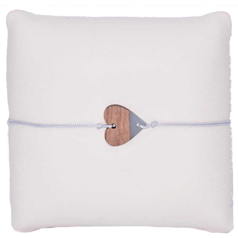 Licht grijze koordarmband met een houten hart